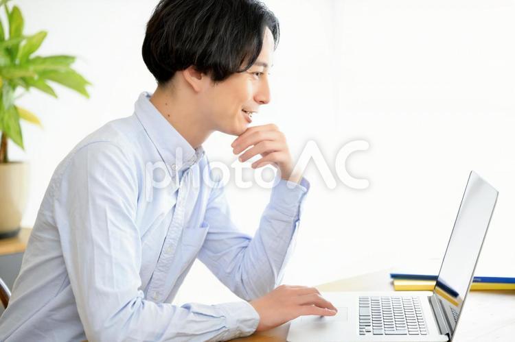 一個在餐廳使用筆記本電腦的男人, 男人, 日本人, 笔记本电脑, JPG