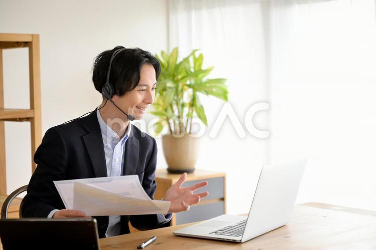 一個在餐廳開遠程會議的男人, 男人, 日本人, 笔记本电脑, JPG