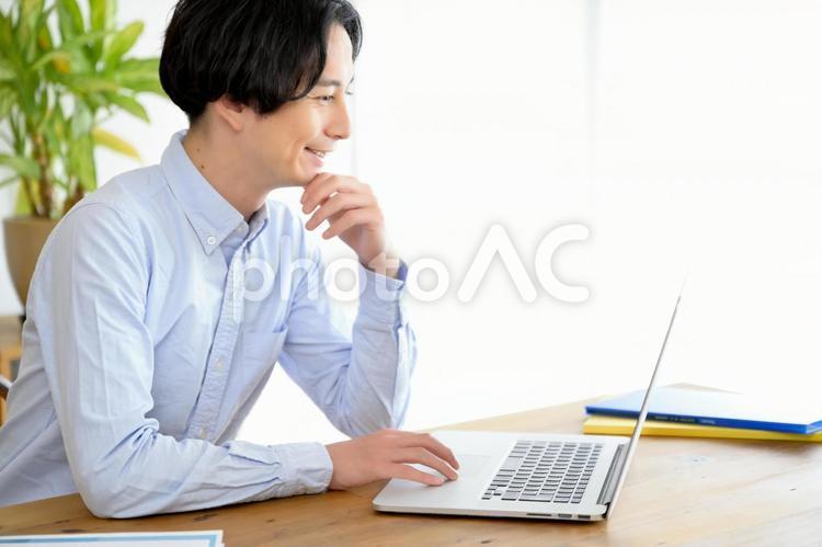一個在餐廳使用筆記本電腦的男人, 男人, 日本人, 笔记本电脑, JPG