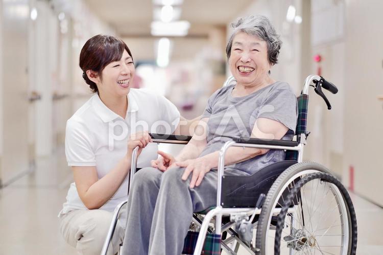 屋内で車椅子に乗っているおばあちゃんと介護士7, 介护士, 奶奶, 轮椅, JPG